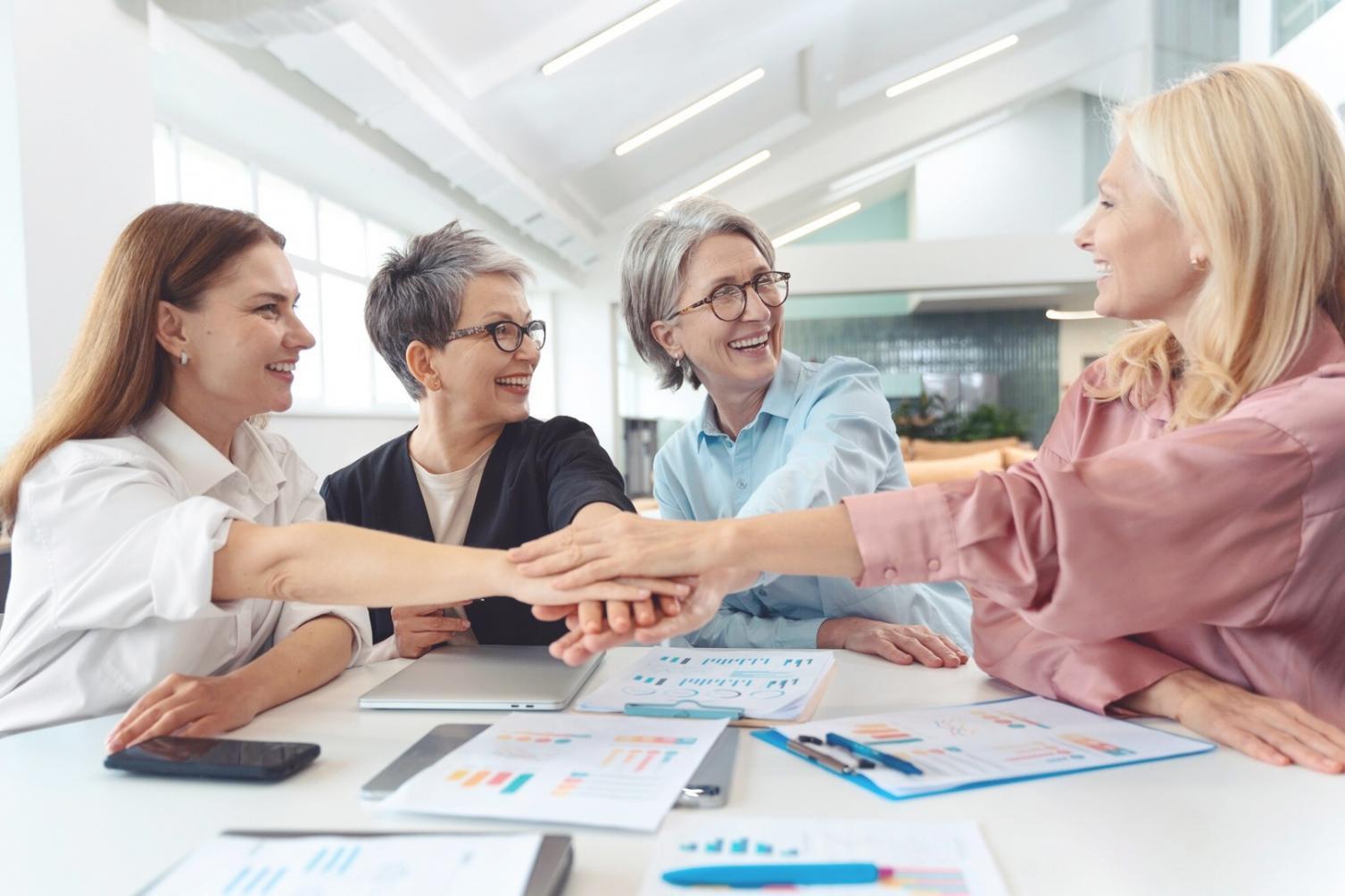 Estación de trabajo moderna con múltiples pantallas mostrando análisis financiero y herramientas empresariales