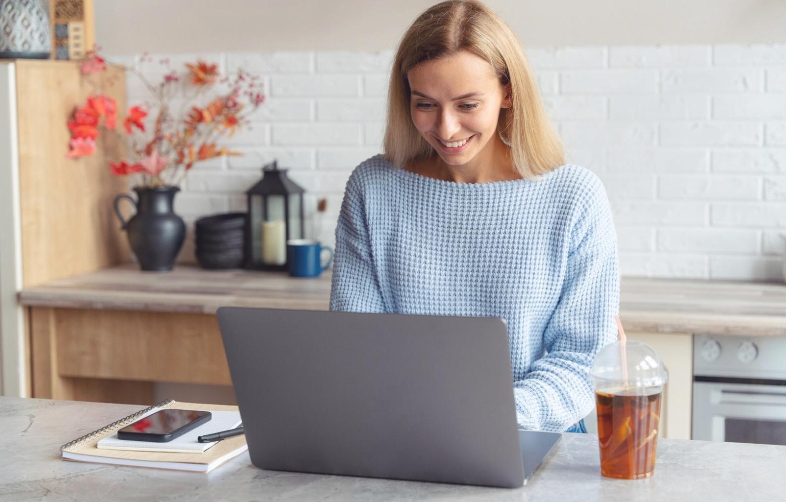 Espacio de trabajo profesional con herramientas de análisis financiero y documentos de planificación empresarial