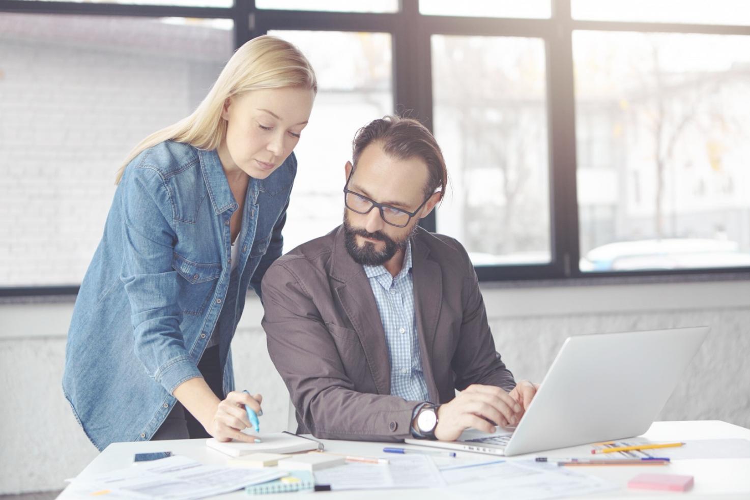 Sesión de formación financiera con análisis de casos reales