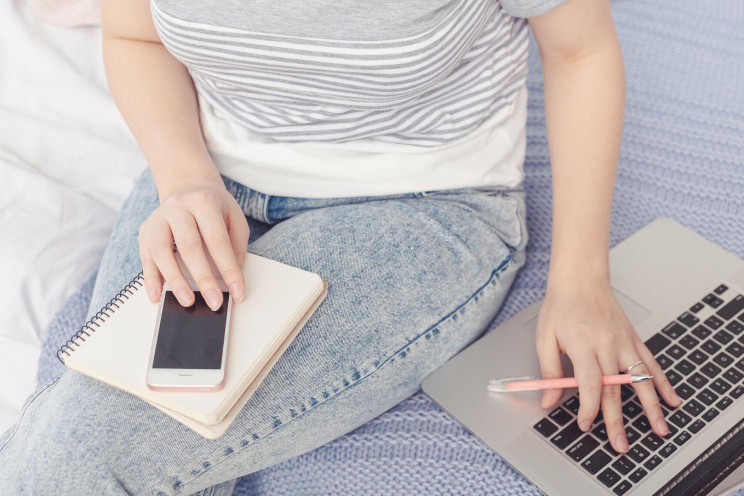 Equipo colaborando en planificación financiera estratégica